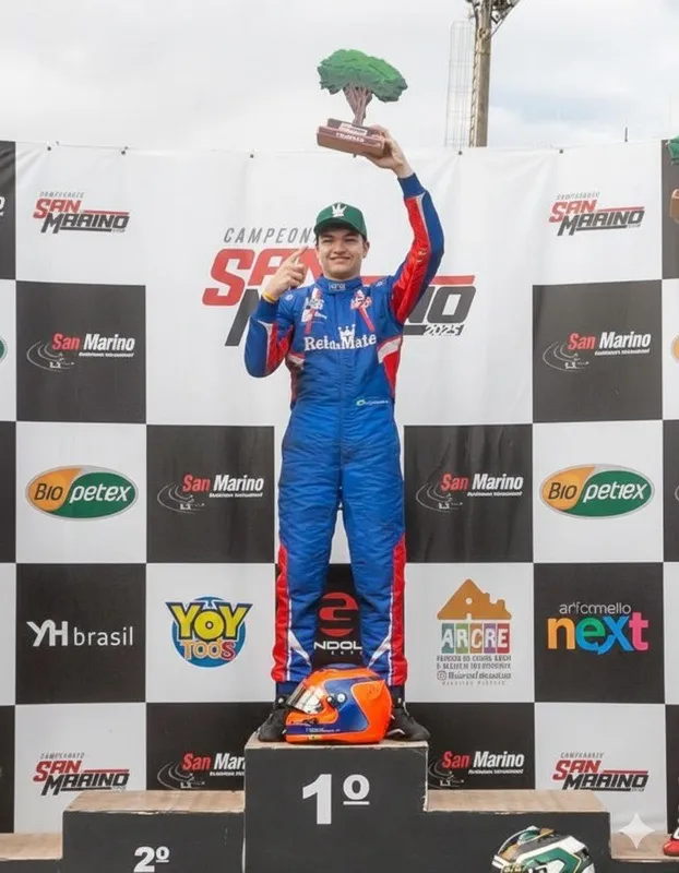 Lorenzo Schneider no pódio, 1º lugar