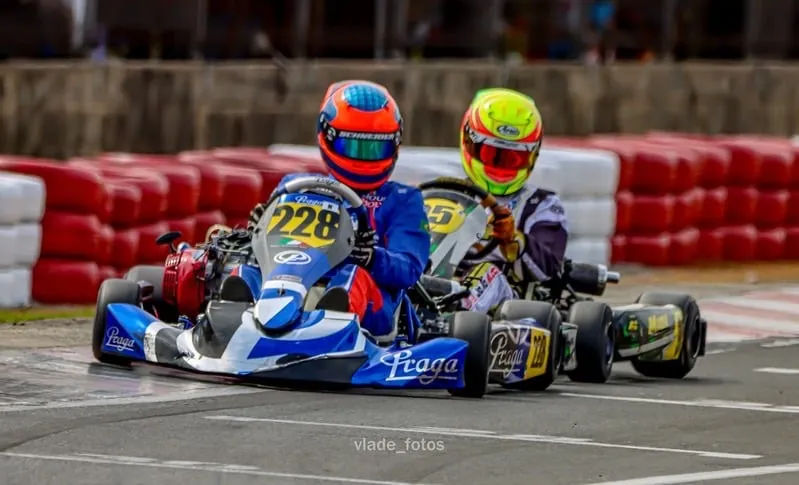 Lorenzo Schneider em corrida lado a lado