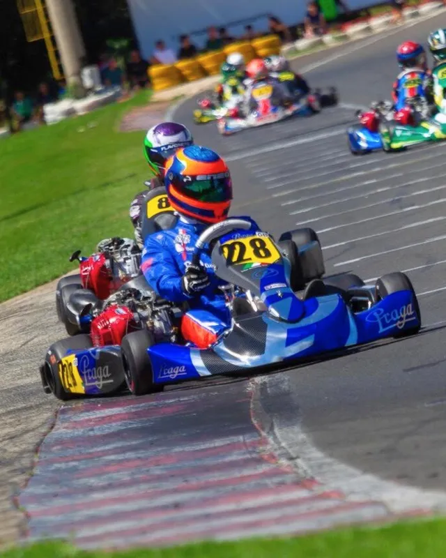 Lorenzo Schneider kart ângulo frontal dramático