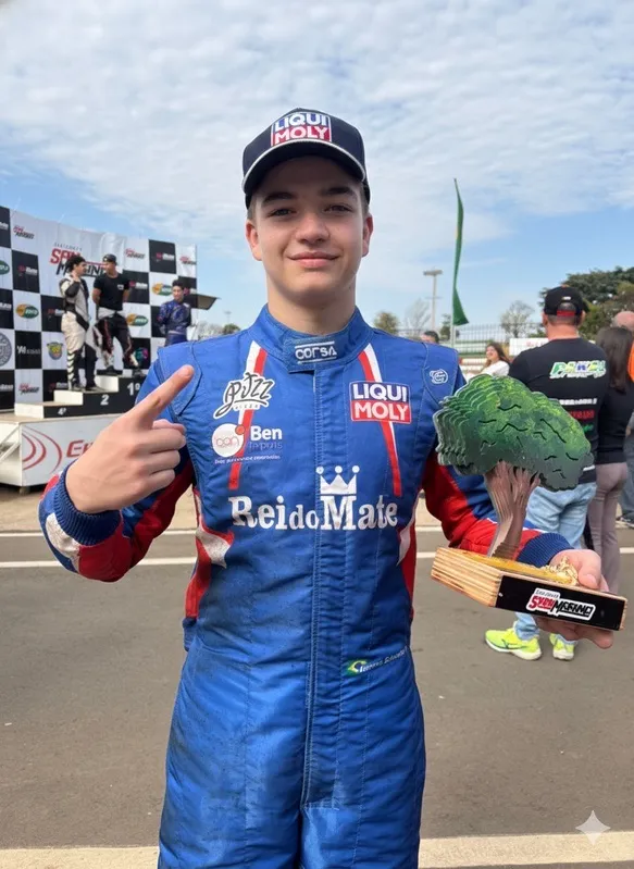 Lorenzo com macacão Rei do Mate após vitória