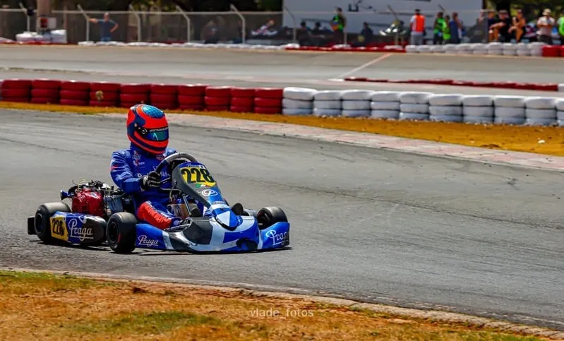 Lorenzo Schneider pilotando kart #228 na pista