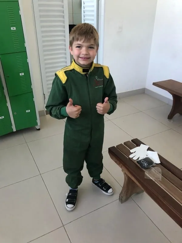 Lorenzo Schneider criança com macacão de piloto