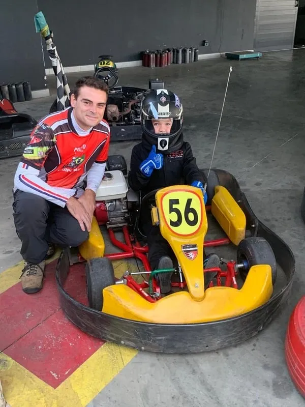Lorenzo criança com o pai no primeiro kart